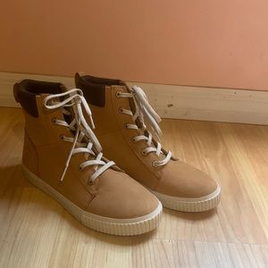 Woman’s 9 timberlands
